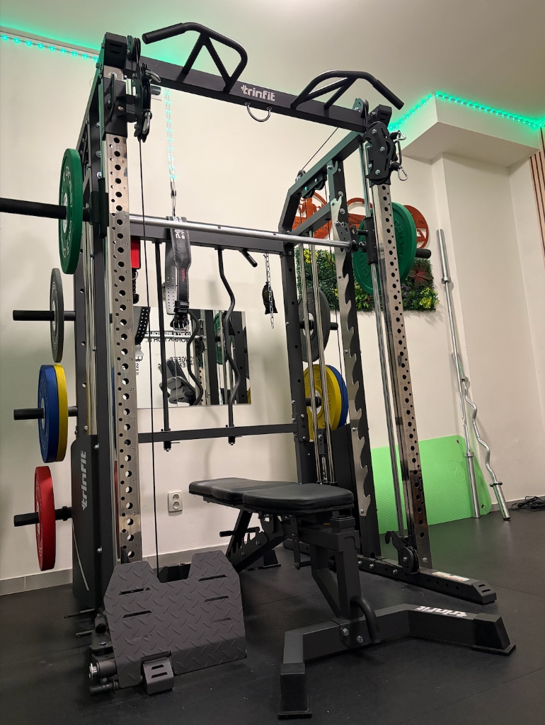 Primetime Gym - Detail posilovacího stroje